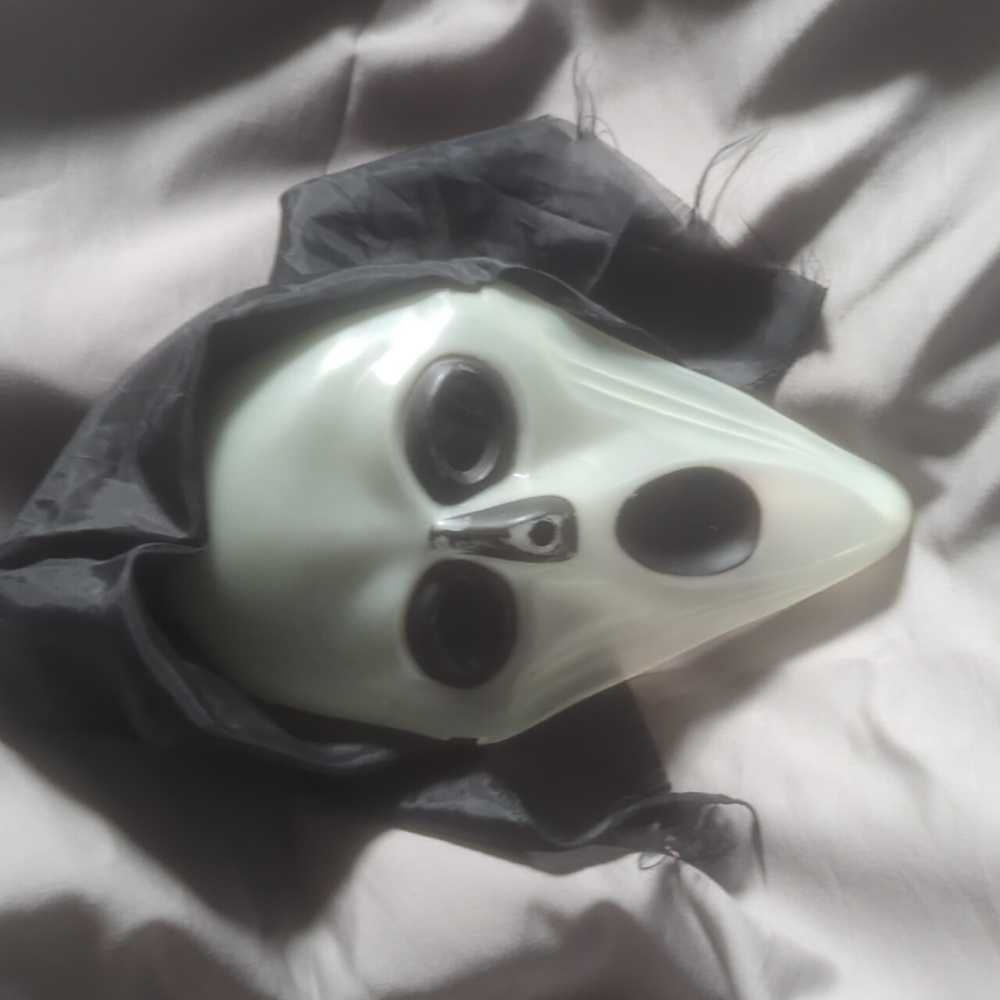 Vintage Scream Face Mask with Black Hood